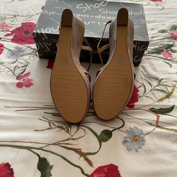 New-in-Box. Town Shoes, light-pink, patent, wedge-platform sandals. Size 11. - Picture 3 of 3